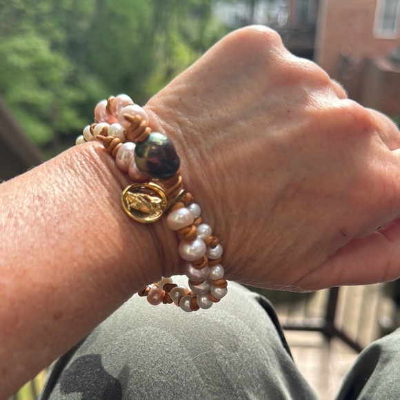 Elegant Pearl Bracelet with Gold Accents - Picture 5 of 7